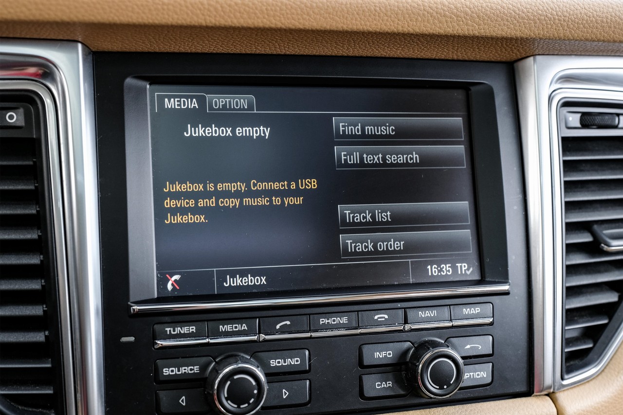 Porsche Macan Vehicle Main Gallery Image 28