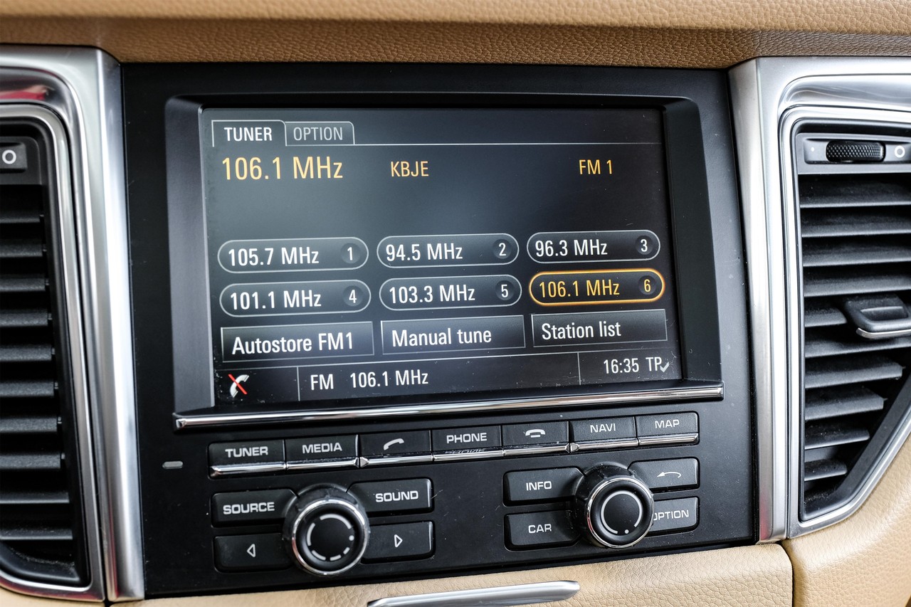 Porsche Macan Vehicle Main Gallery Image 31