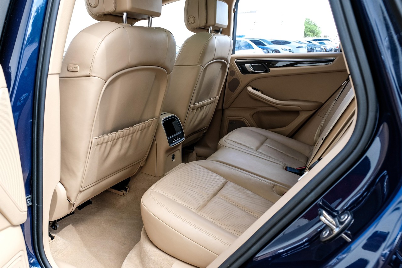 Porsche Macan Vehicle Main Gallery Image 35
