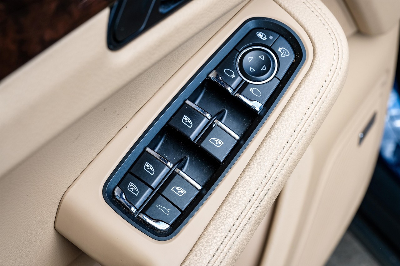 Porsche Macan Vehicle Main Gallery Image 40