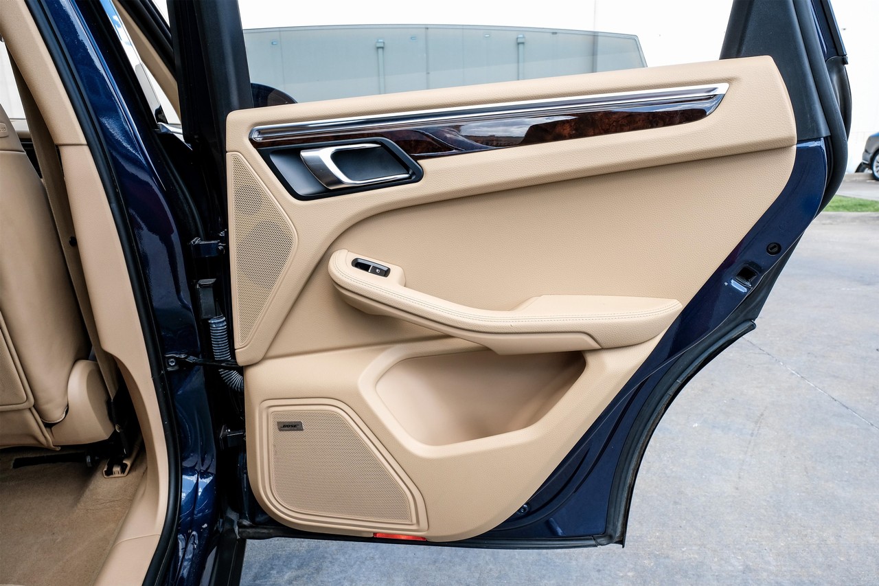 Porsche Macan Vehicle Main Gallery Image 43