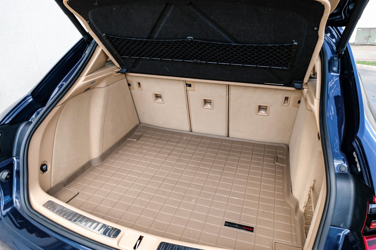 Porsche Macan Vehicle Main Gallery Image 46