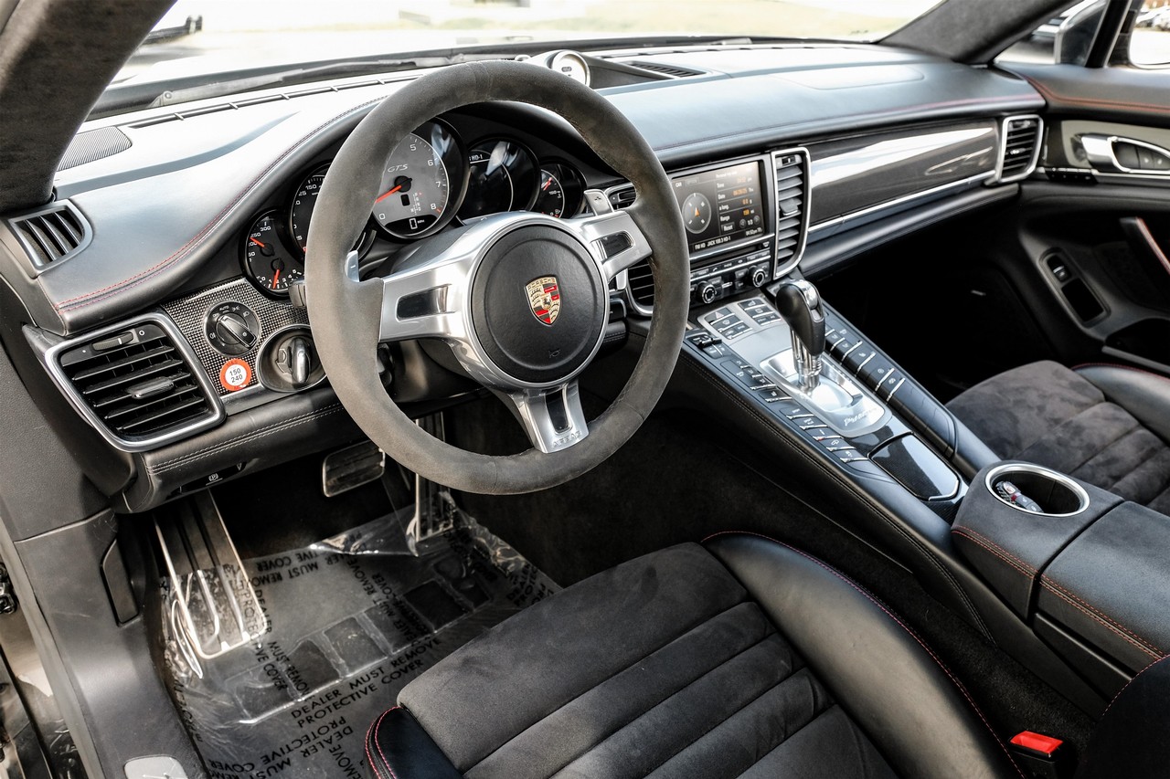 Porsche Panamera Vehicle Main Gallery Image 03