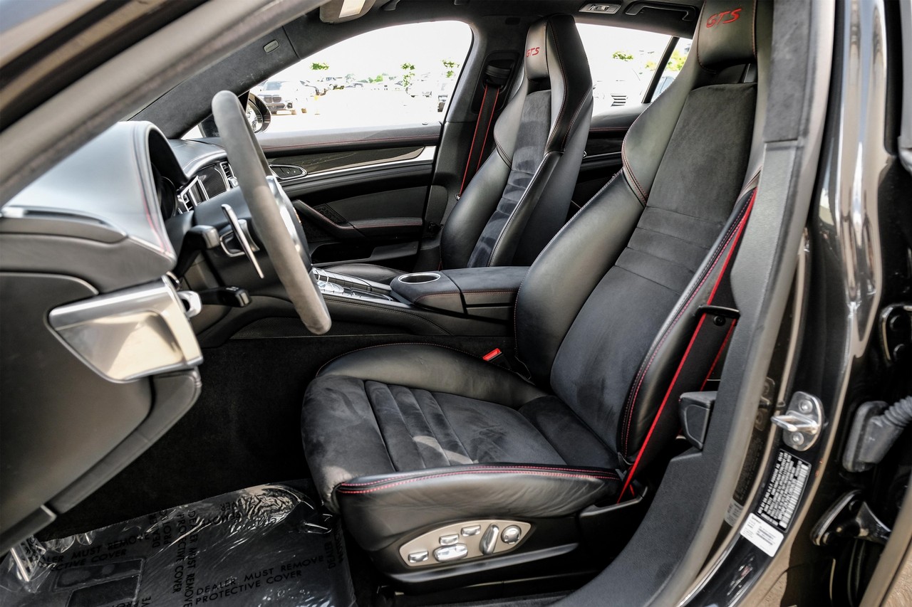 Porsche Panamera Vehicle Main Gallery Image 04