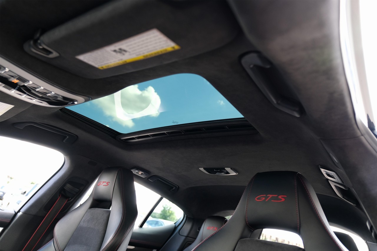 Porsche Panamera Vehicle Main Gallery Image 05
