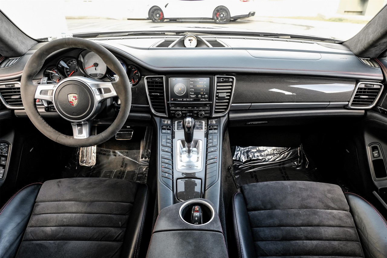 Porsche Panamera Vehicle Main Gallery Image 15