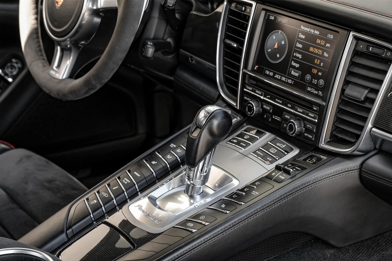 Porsche Panamera Vehicle Main Gallery Image 23