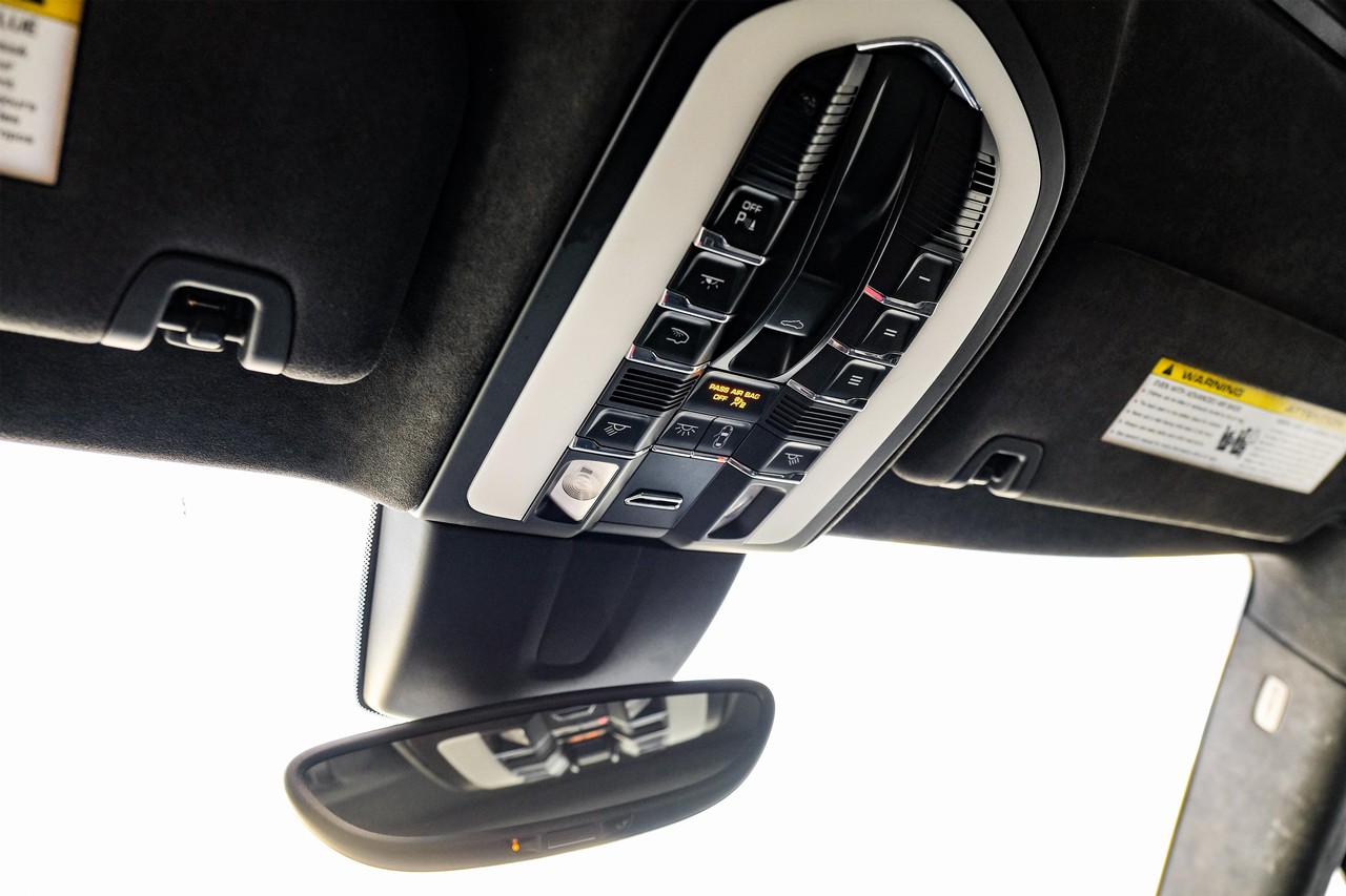 Porsche Panamera Vehicle Main Gallery Image 27