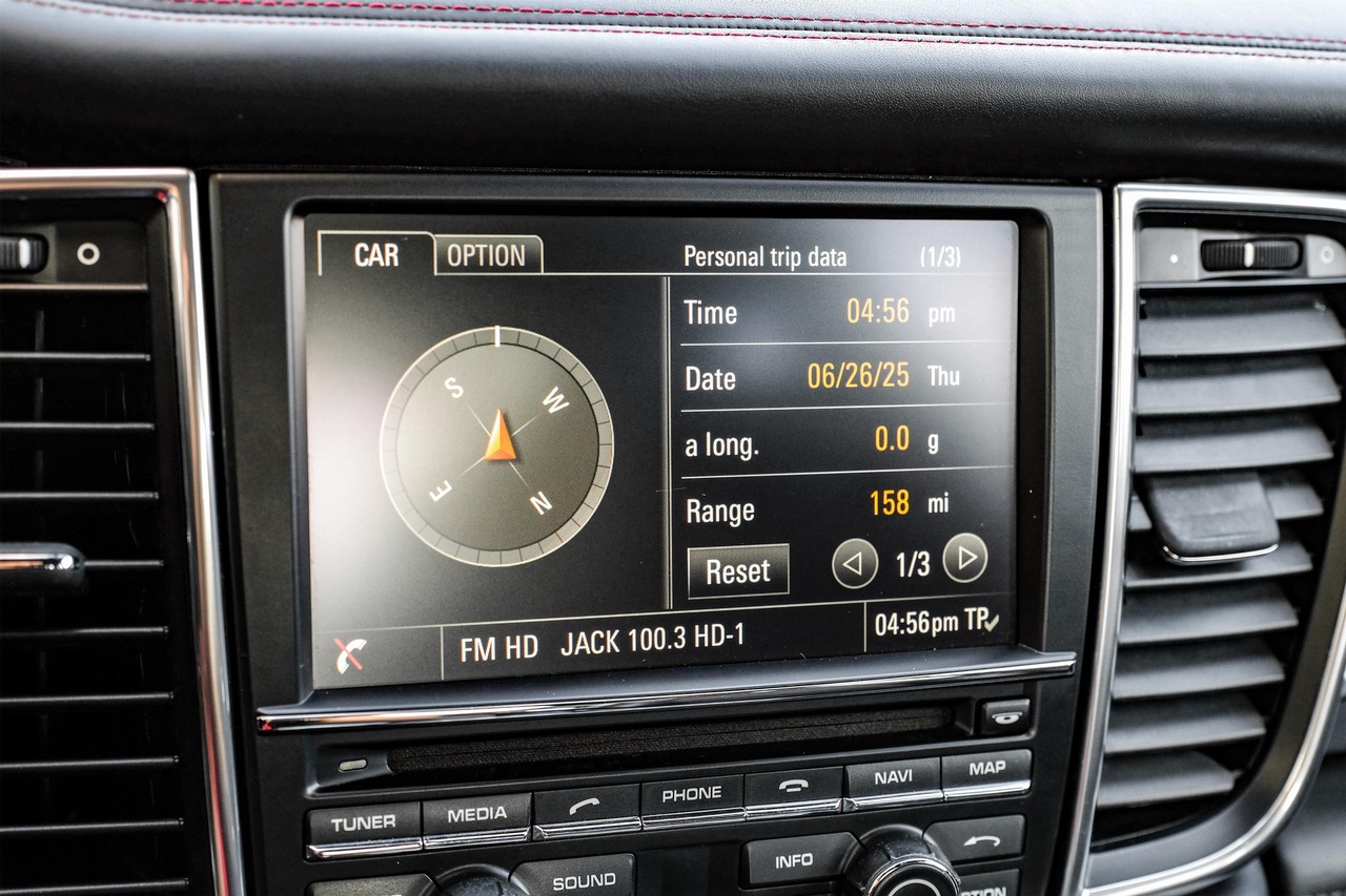 Porsche Panamera Vehicle Main Gallery Image 28