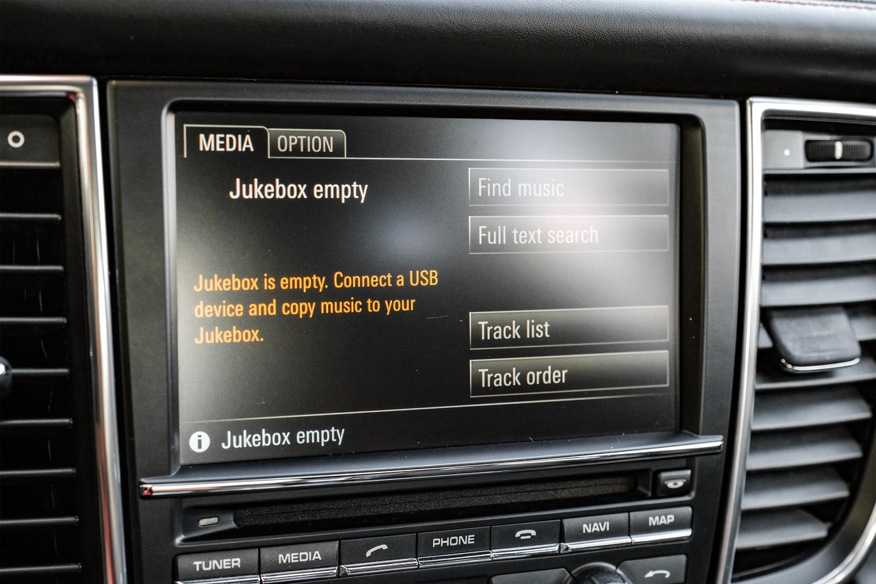 Porsche Panamera Vehicle Main Gallery Image 30