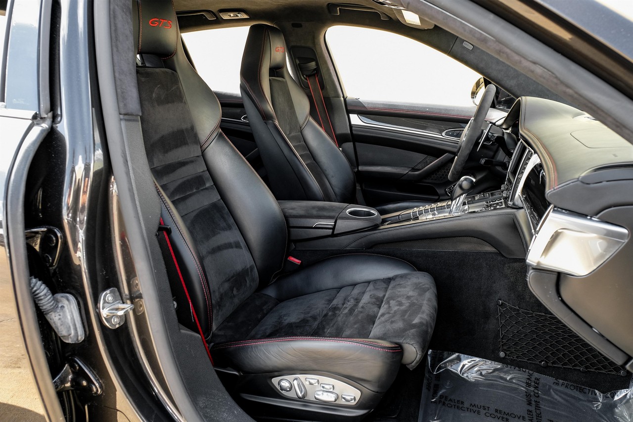 Porsche Panamera Vehicle Main Gallery Image 32