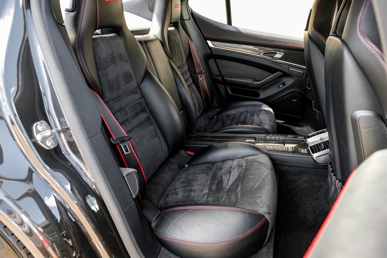 Porsche Panamera Vehicle Main Gallery Image 33