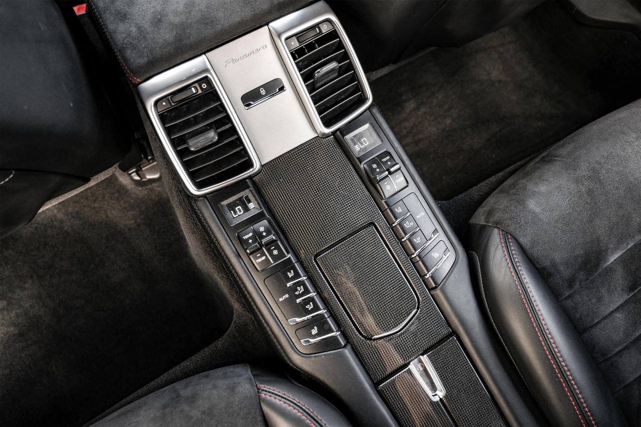 Porsche Panamera Vehicle Main Gallery Image 35