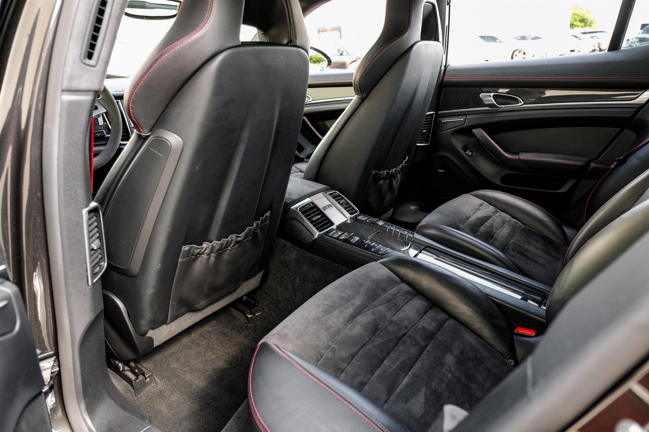 Porsche Panamera Vehicle Main Gallery Image 36