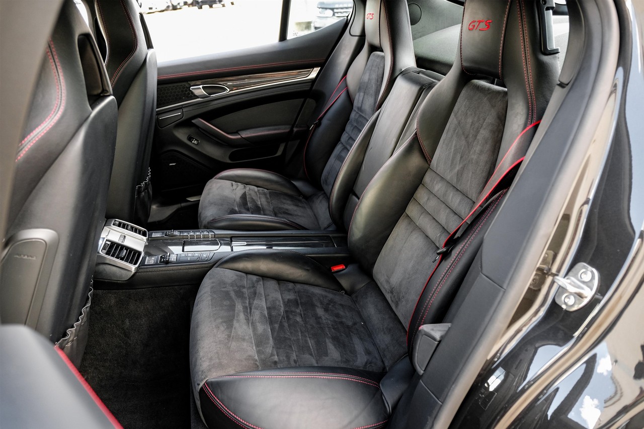Porsche Panamera Vehicle Main Gallery Image 37