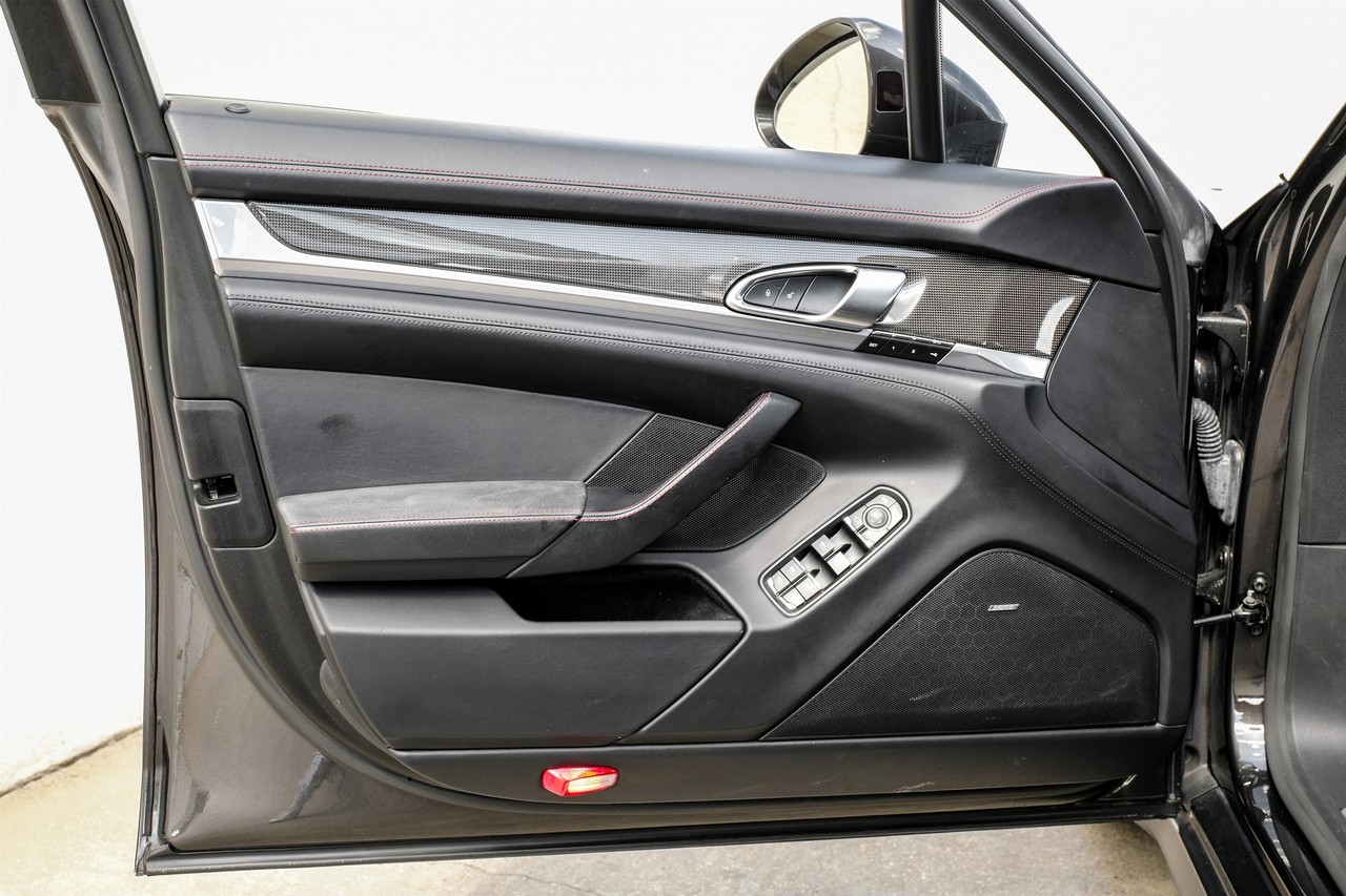 Porsche Panamera Vehicle Main Gallery Image 40