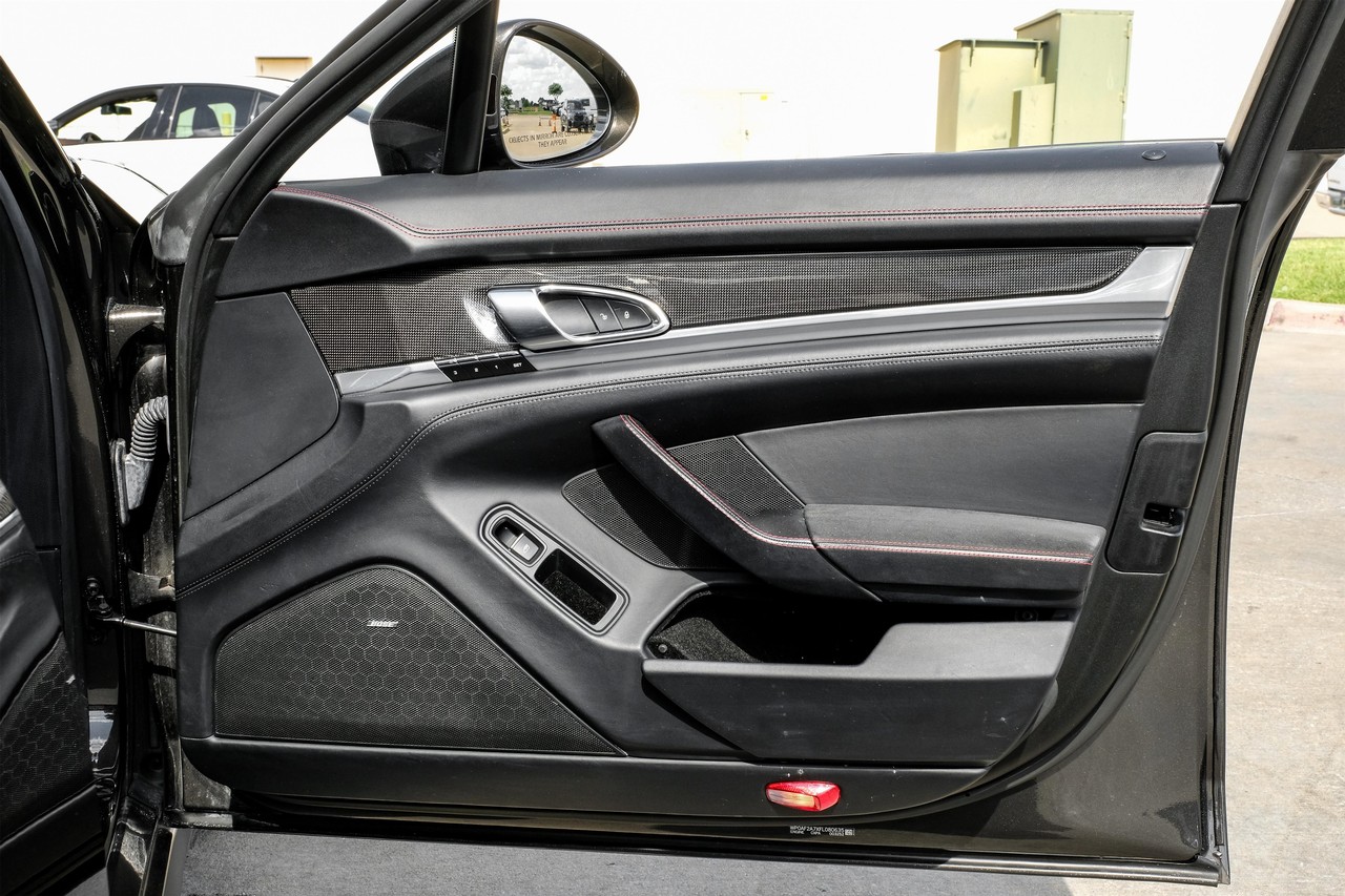 Porsche Panamera Vehicle Main Gallery Image 42