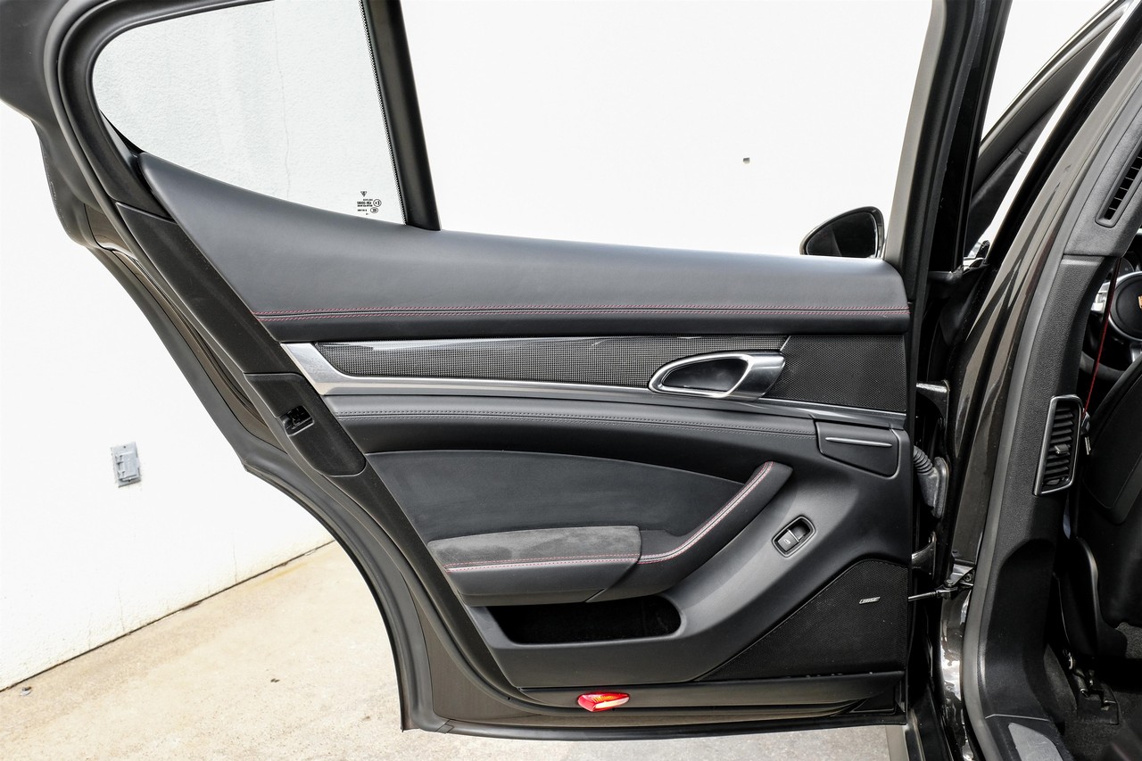 Porsche Panamera Vehicle Main Gallery Image 43