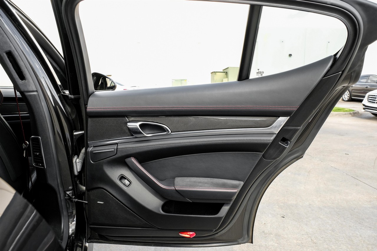 Porsche Panamera Vehicle Main Gallery Image 44