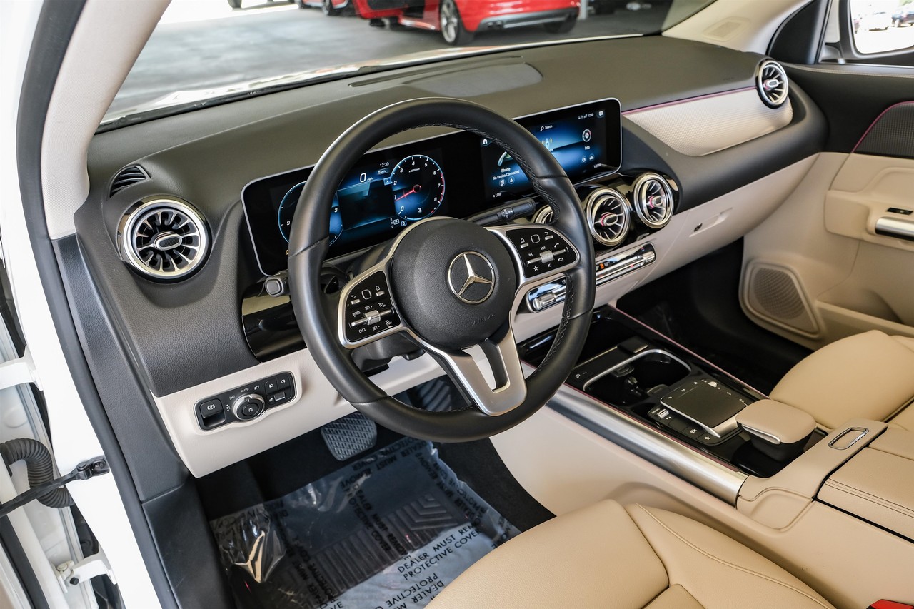 Mercedes-Benz GLA Vehicle Main Gallery Image 03