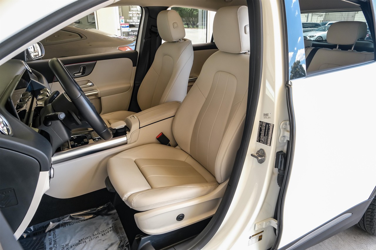 Mercedes-Benz GLA Vehicle Main Gallery Image 04