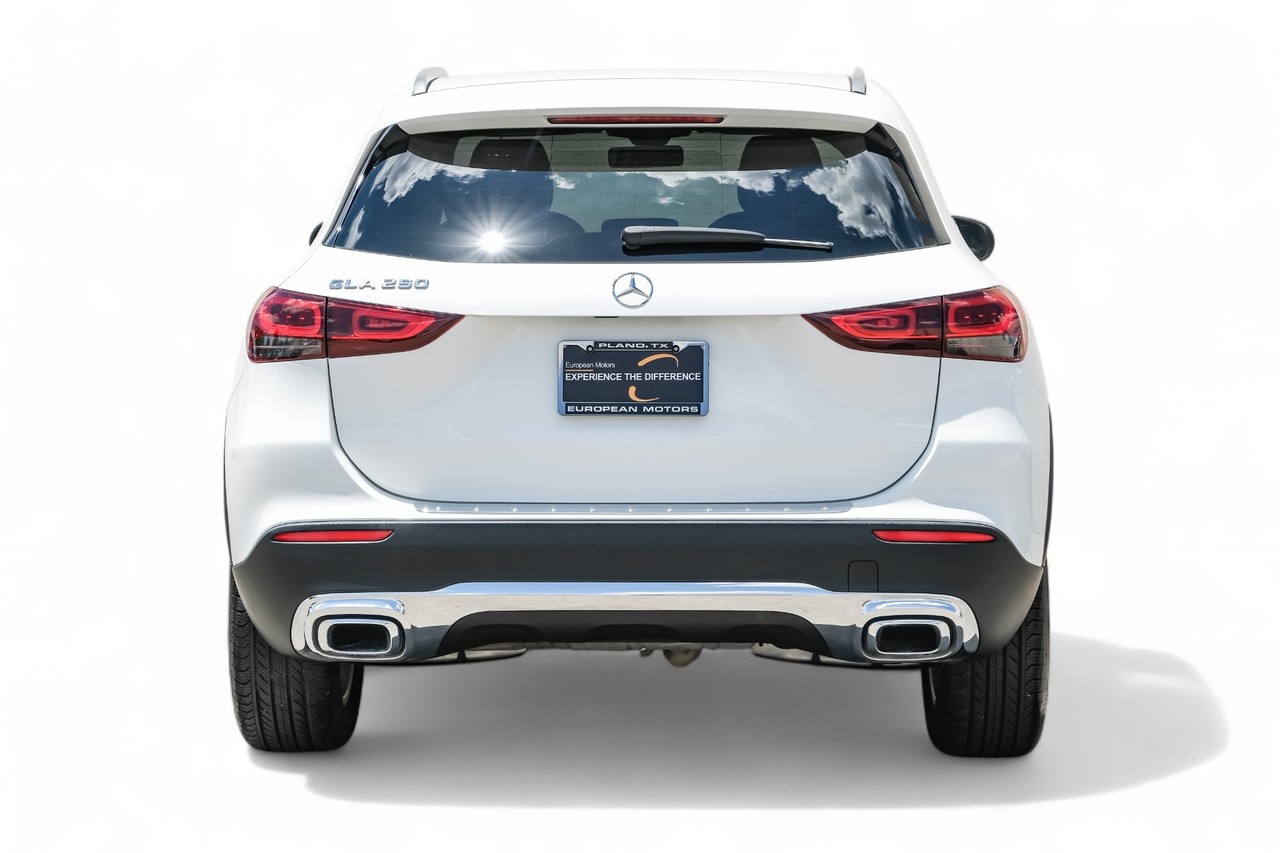 Mercedes-Benz GLA Vehicle Main Gallery Image 09