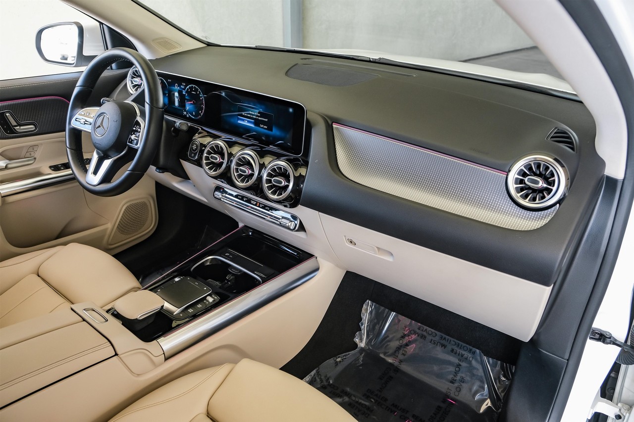 Mercedes-Benz GLA Vehicle Main Gallery Image 11