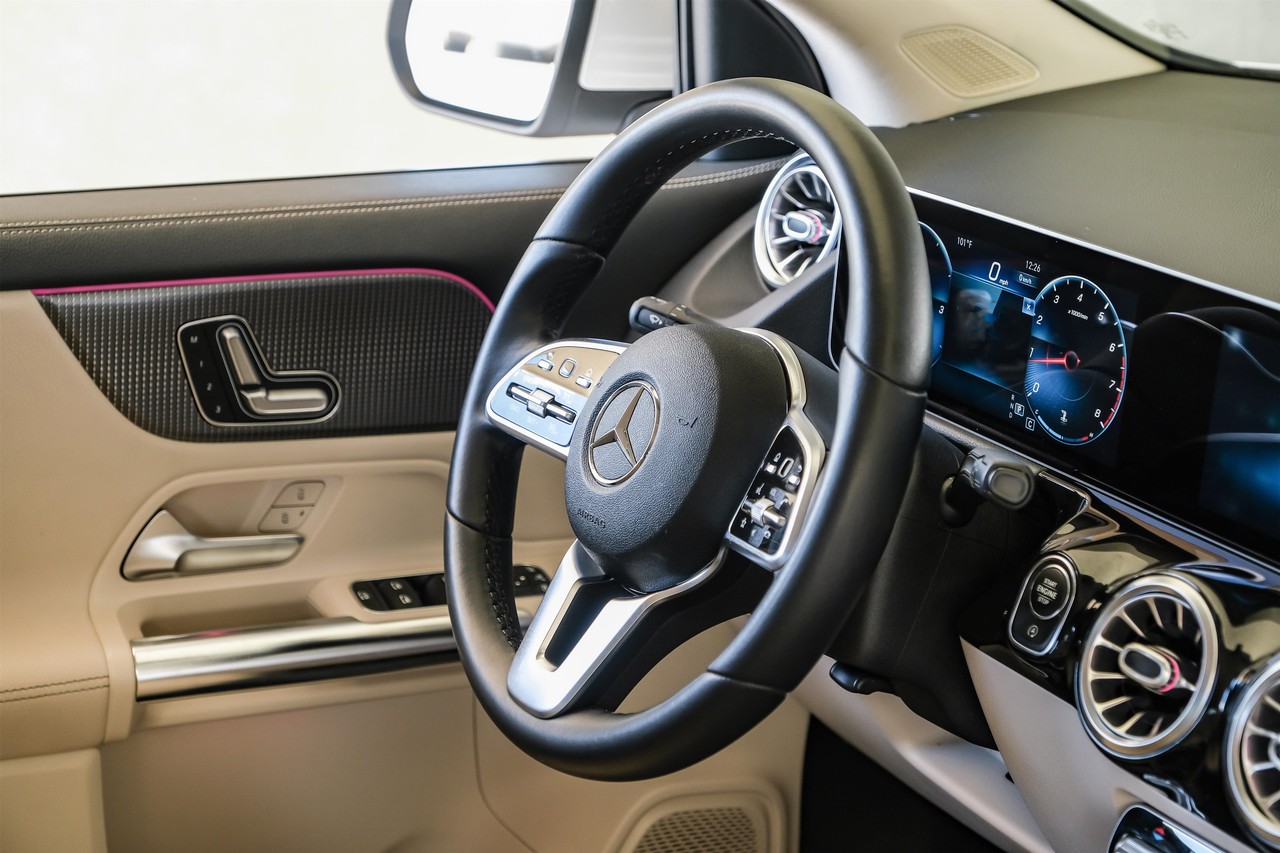 Mercedes-Benz GLA Vehicle Main Gallery Image 12