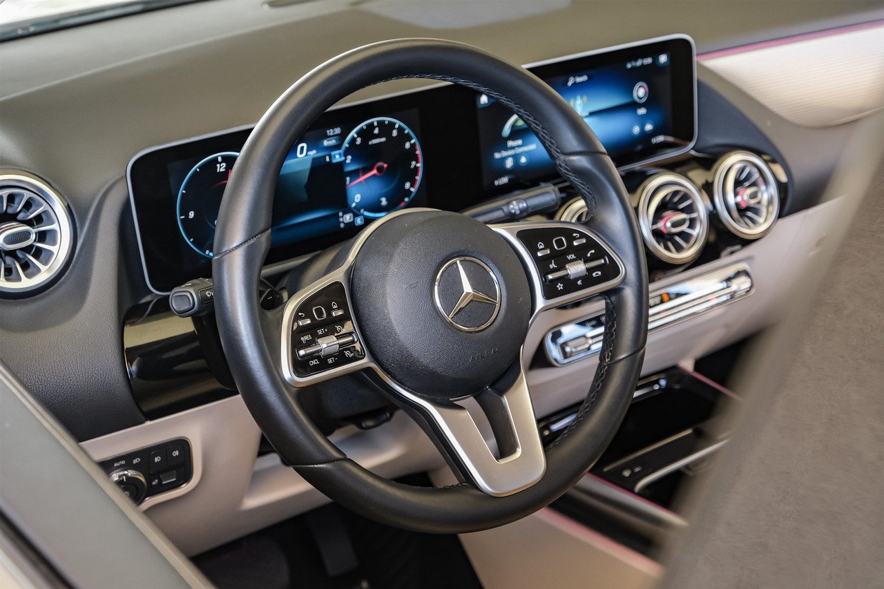 Mercedes-Benz GLA Vehicle Main Gallery Image 14