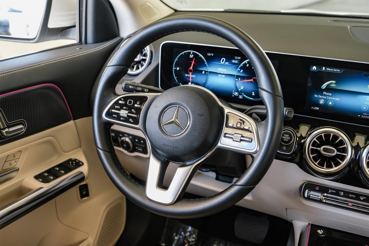 Mercedes-Benz GLA Vehicle Main Gallery Image 15