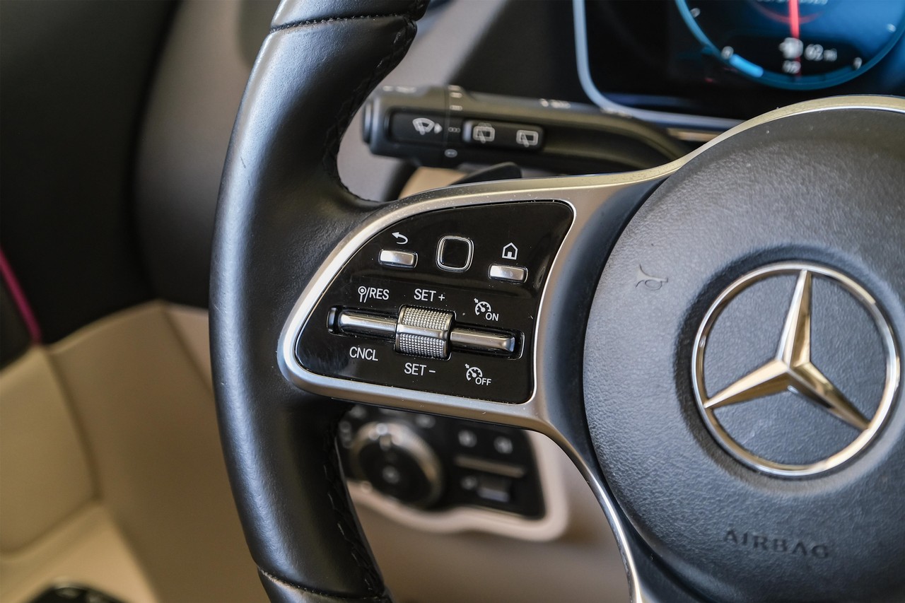Mercedes-Benz GLA Vehicle Main Gallery Image 16