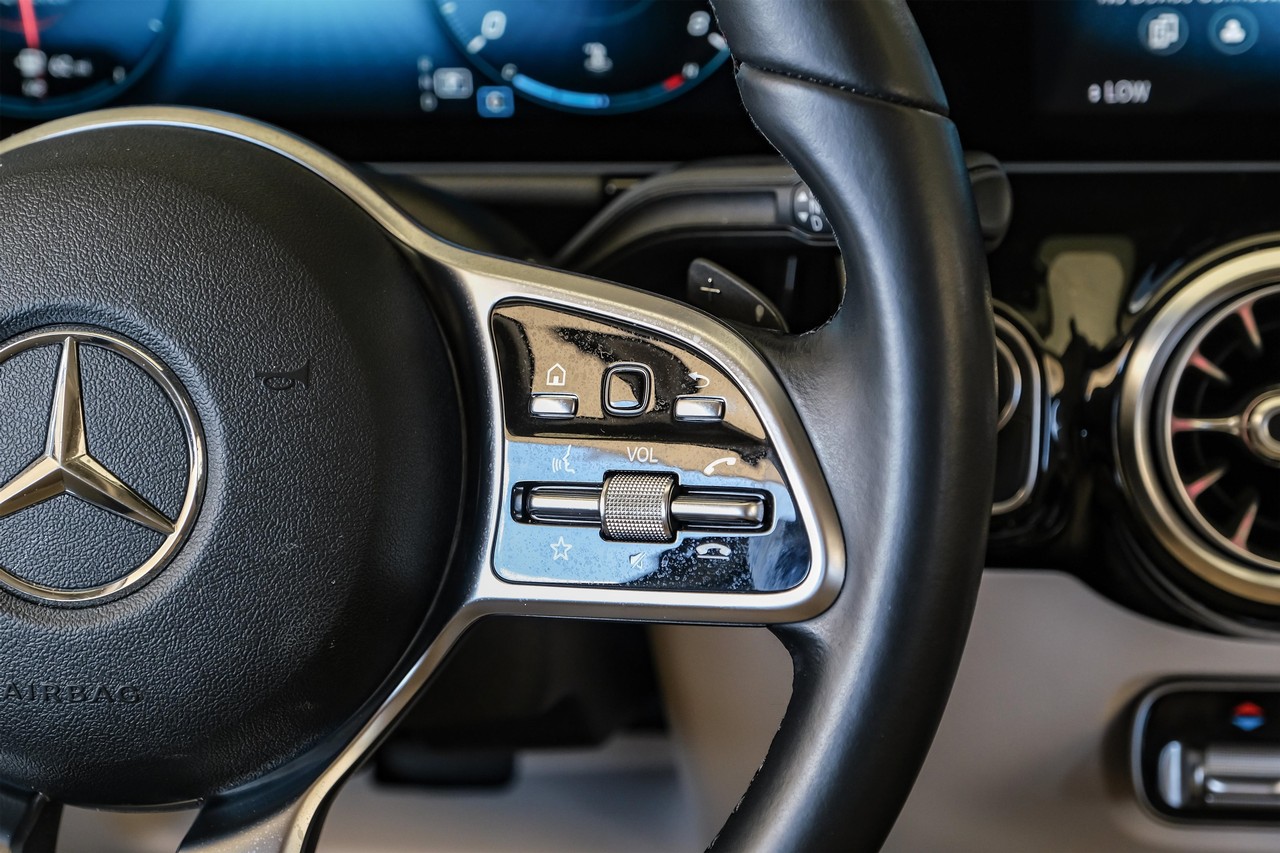 Mercedes-Benz GLA Vehicle Main Gallery Image 17