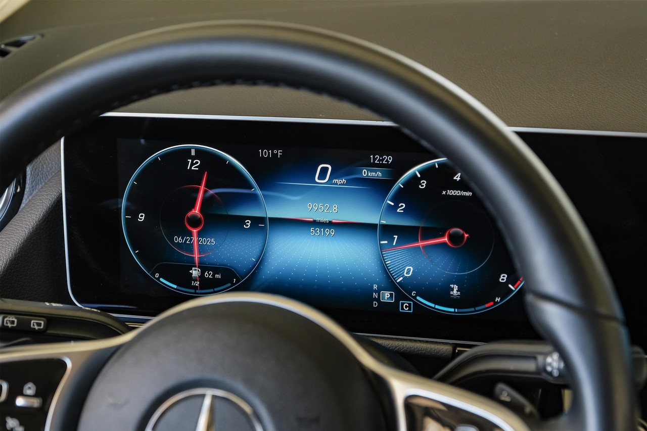 Mercedes-Benz GLA Vehicle Main Gallery Image 18