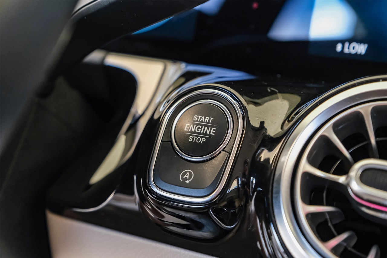 Mercedes-Benz GLA Vehicle Main Gallery Image 21