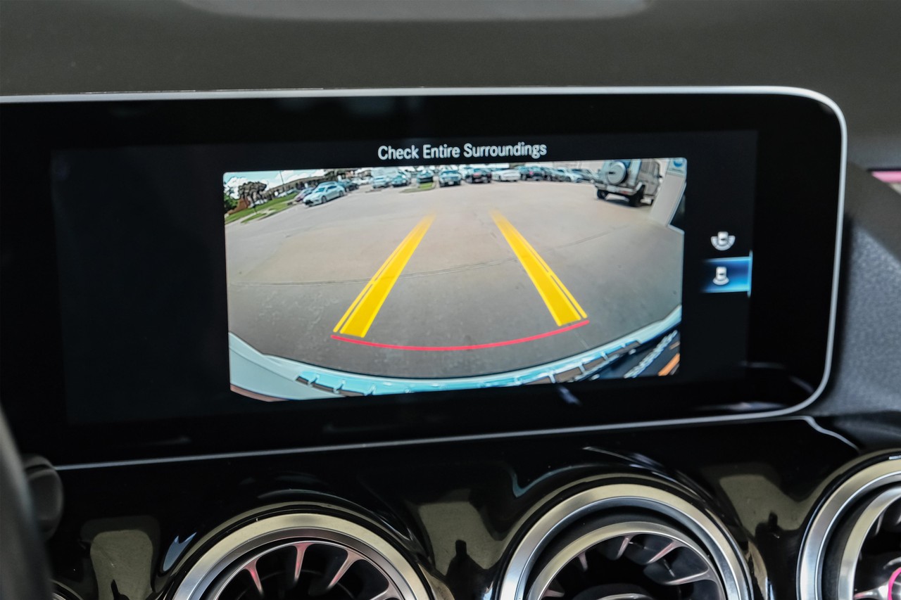 Mercedes-Benz GLA Vehicle Main Gallery Image 22