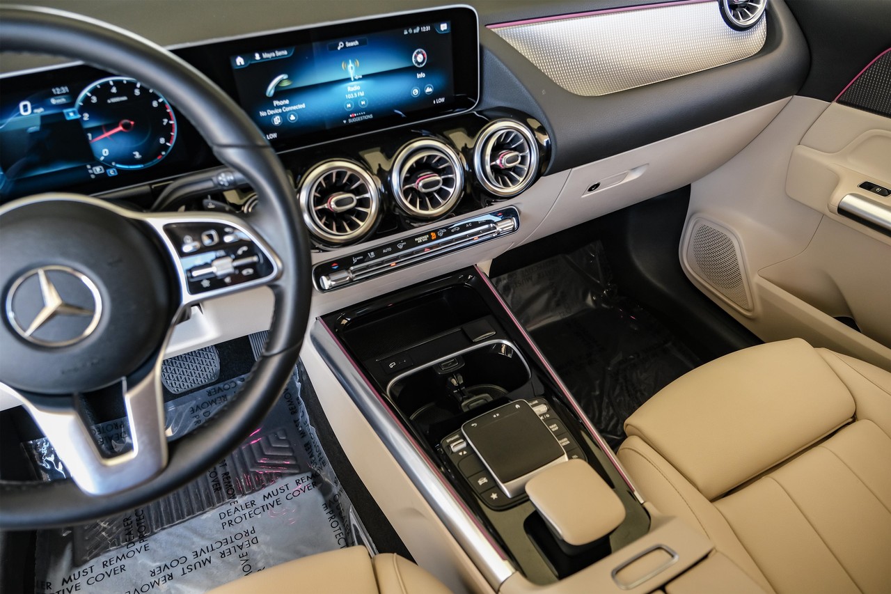 Mercedes-Benz GLA Vehicle Main Gallery Image 23