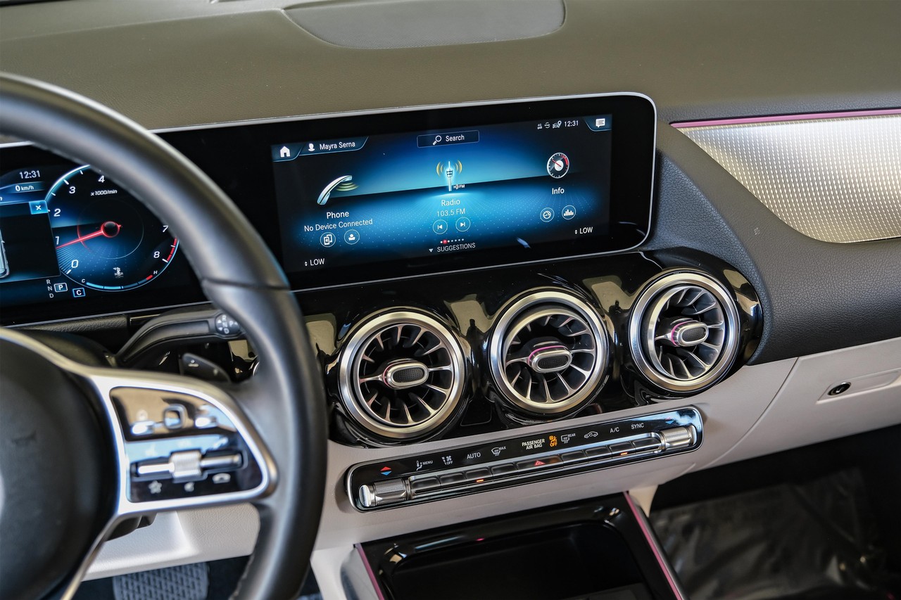 Mercedes-Benz GLA Vehicle Main Gallery Image 24