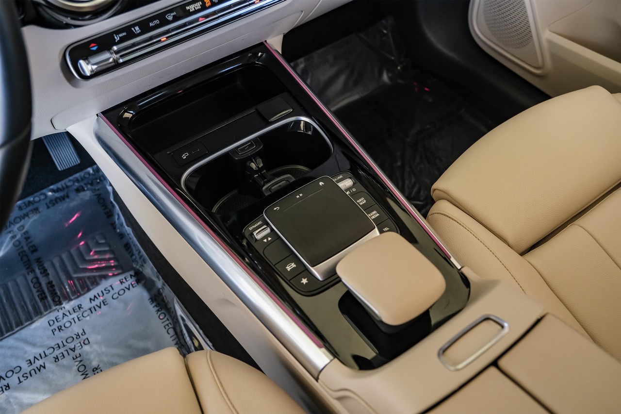 Mercedes-Benz GLA Vehicle Main Gallery Image 25
