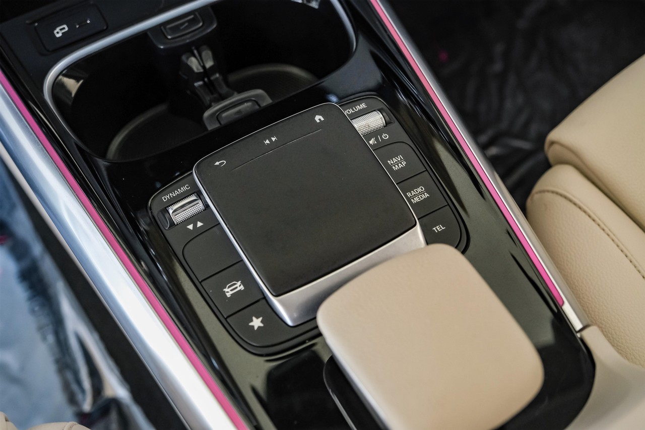 Mercedes-Benz GLA Vehicle Main Gallery Image 26