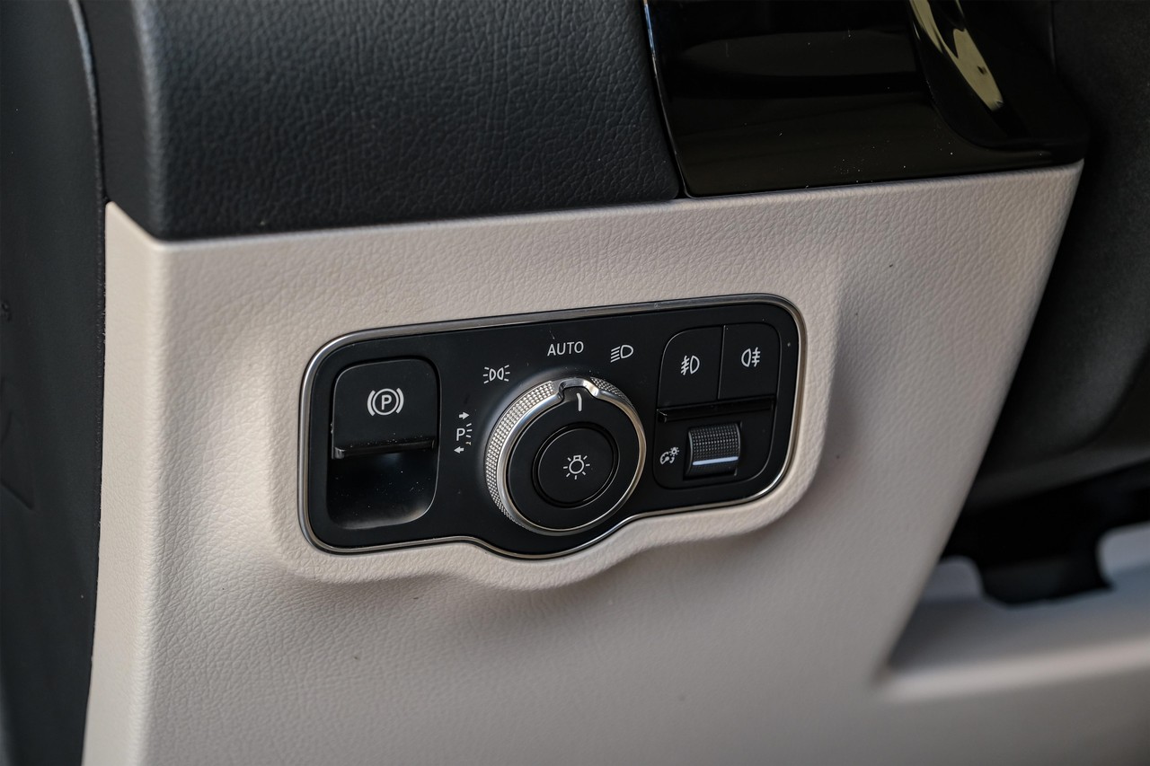 Mercedes-Benz GLA Vehicle Main Gallery Image 28