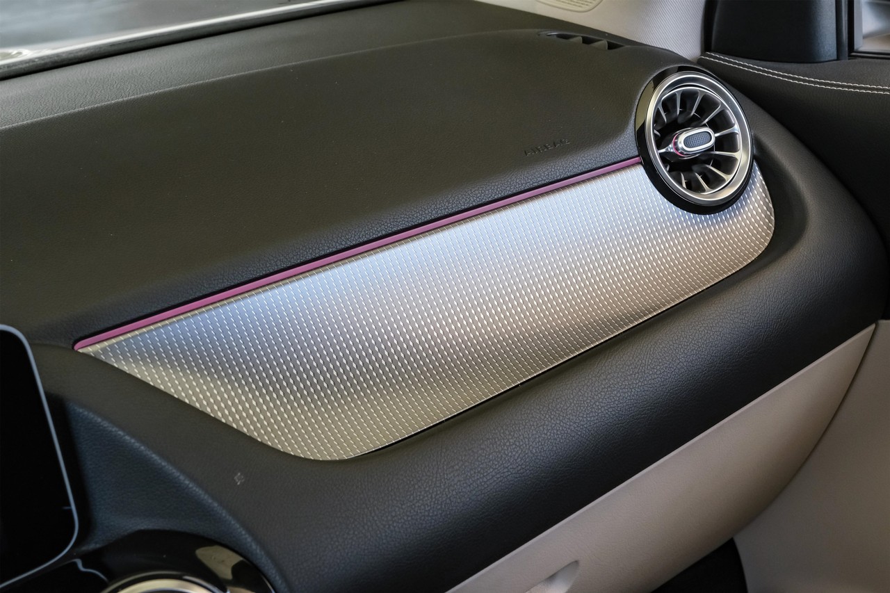 Mercedes-Benz GLA Vehicle Main Gallery Image 29
