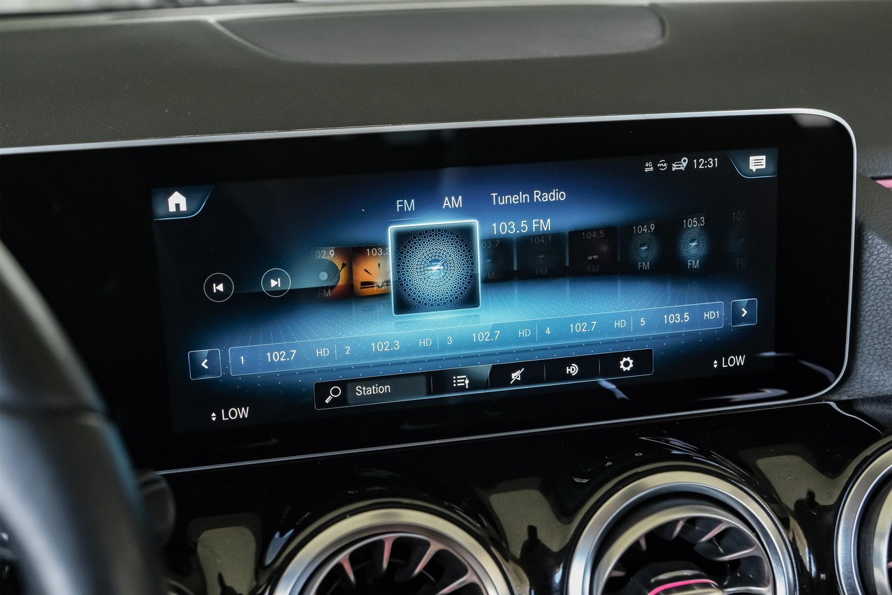 Mercedes-Benz GLA Vehicle Main Gallery Image 31