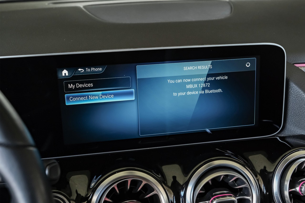 Mercedes-Benz GLA Vehicle Main Gallery Image 32