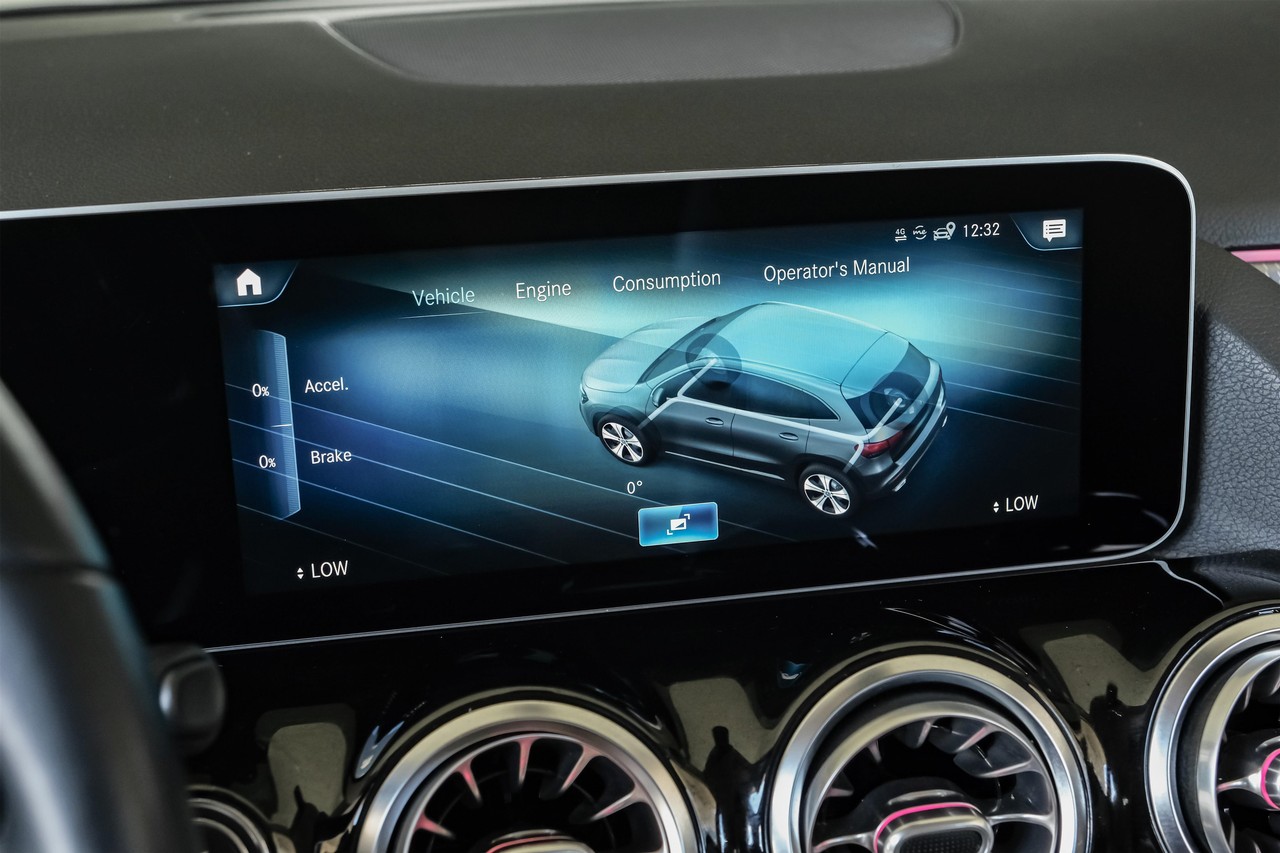 Mercedes-Benz GLA Vehicle Main Gallery Image 33