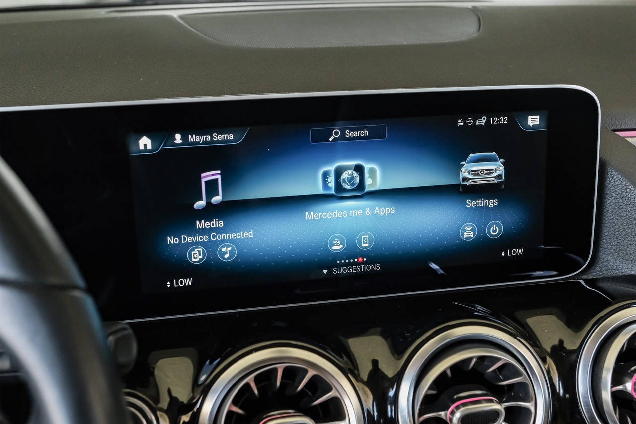 Mercedes-Benz GLA Vehicle Main Gallery Image 35