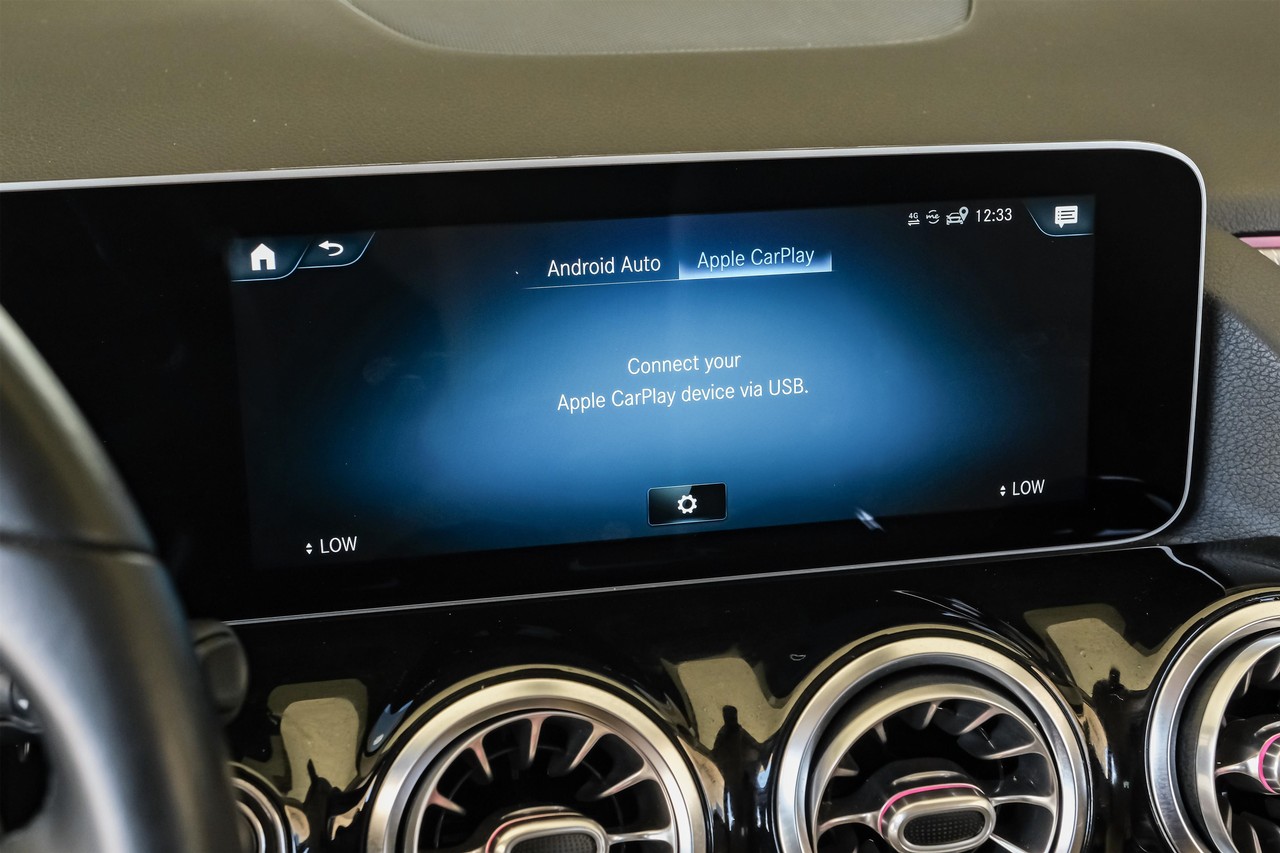 Mercedes-Benz GLA Vehicle Main Gallery Image 36