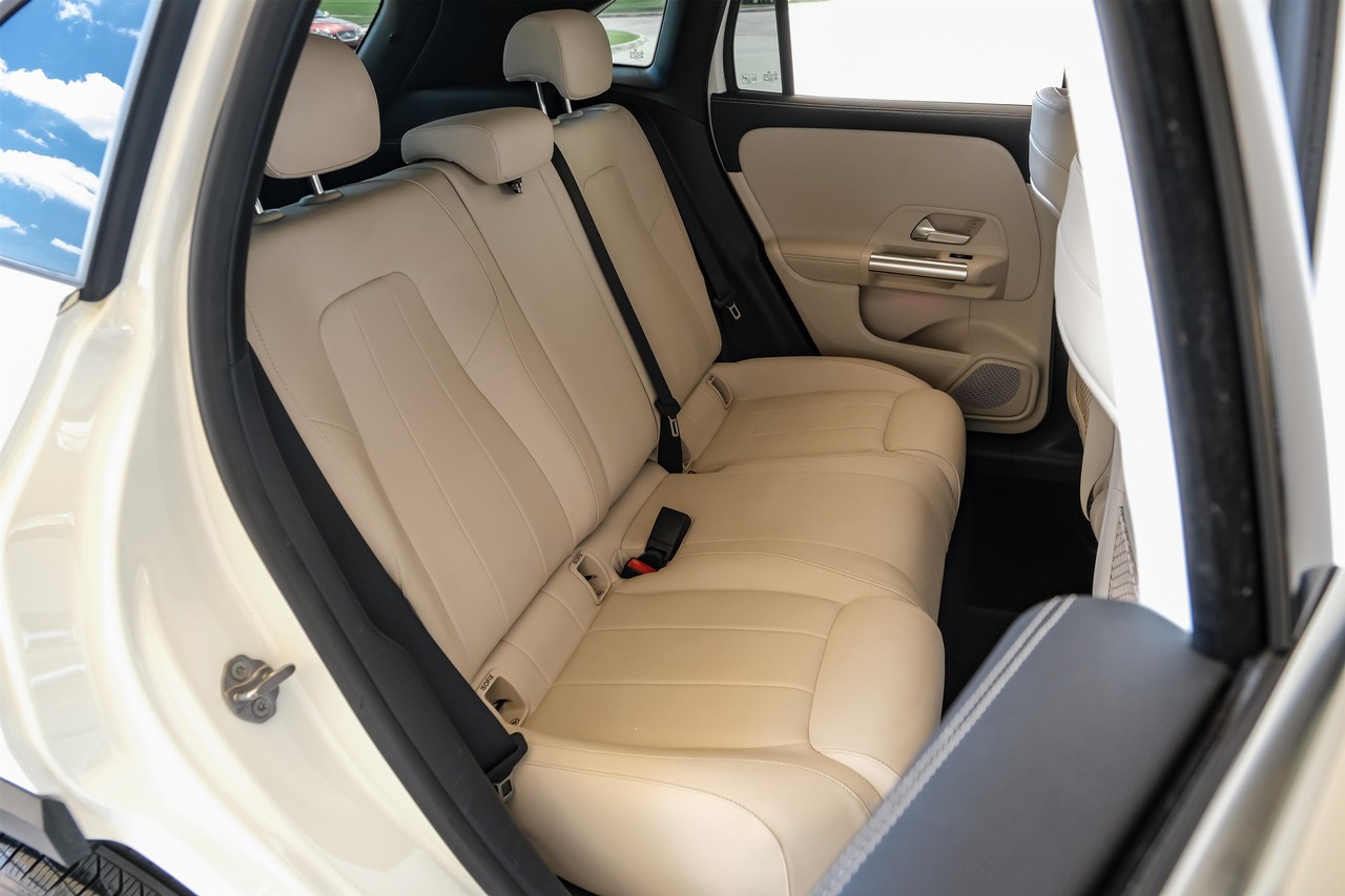 Mercedes-Benz GLA Vehicle Main Gallery Image 41