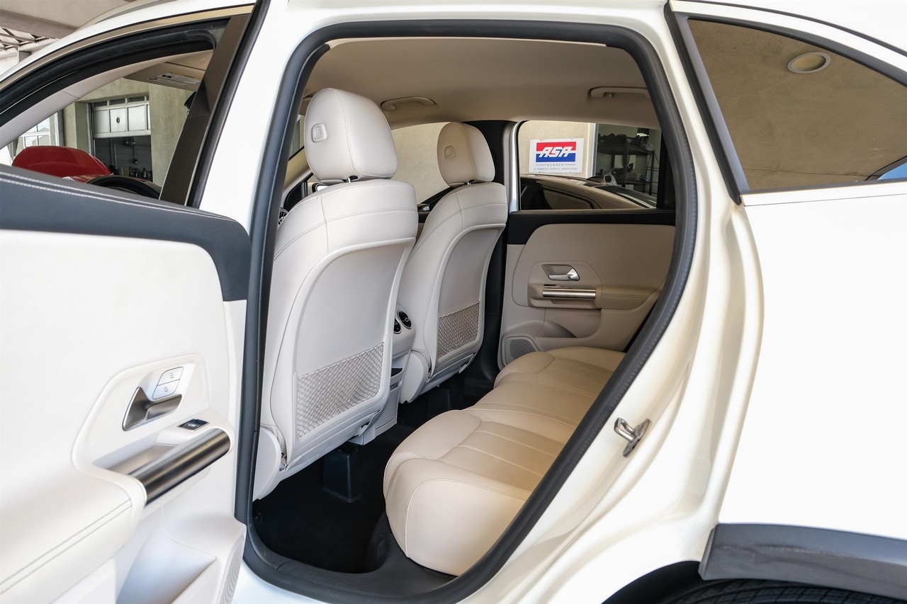 Mercedes-Benz GLA Vehicle Main Gallery Image 44