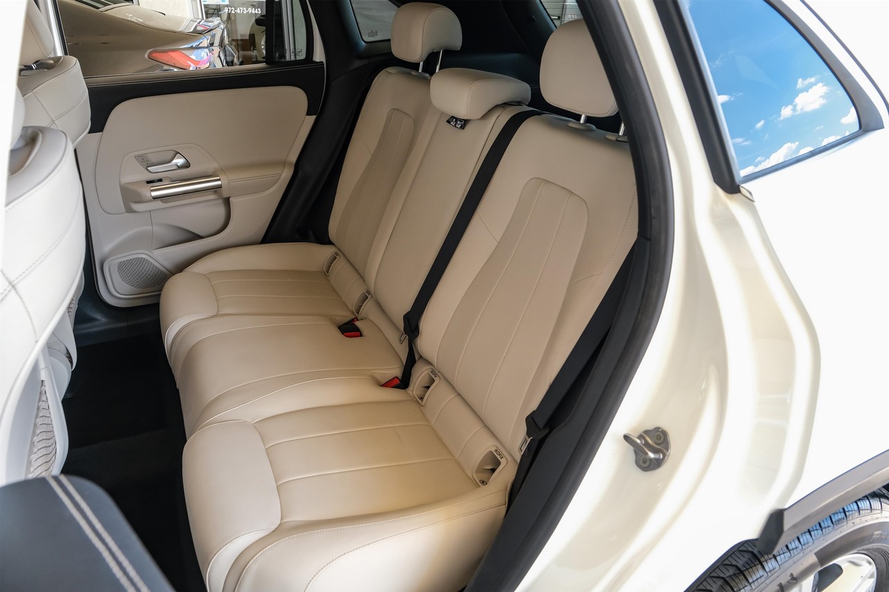 Mercedes-Benz GLA Vehicle Main Gallery Image 45