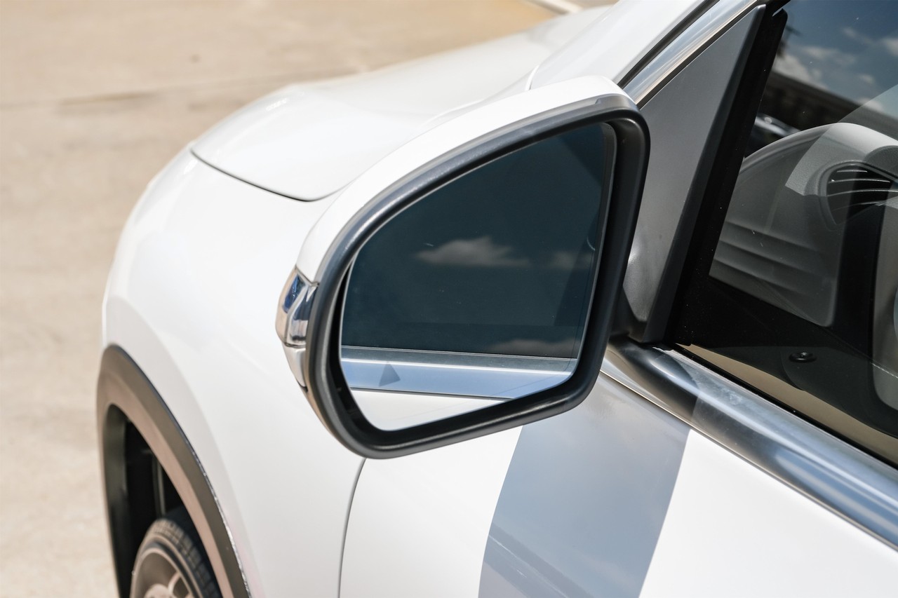 Mercedes-Benz GLA Vehicle Main Gallery Image 47